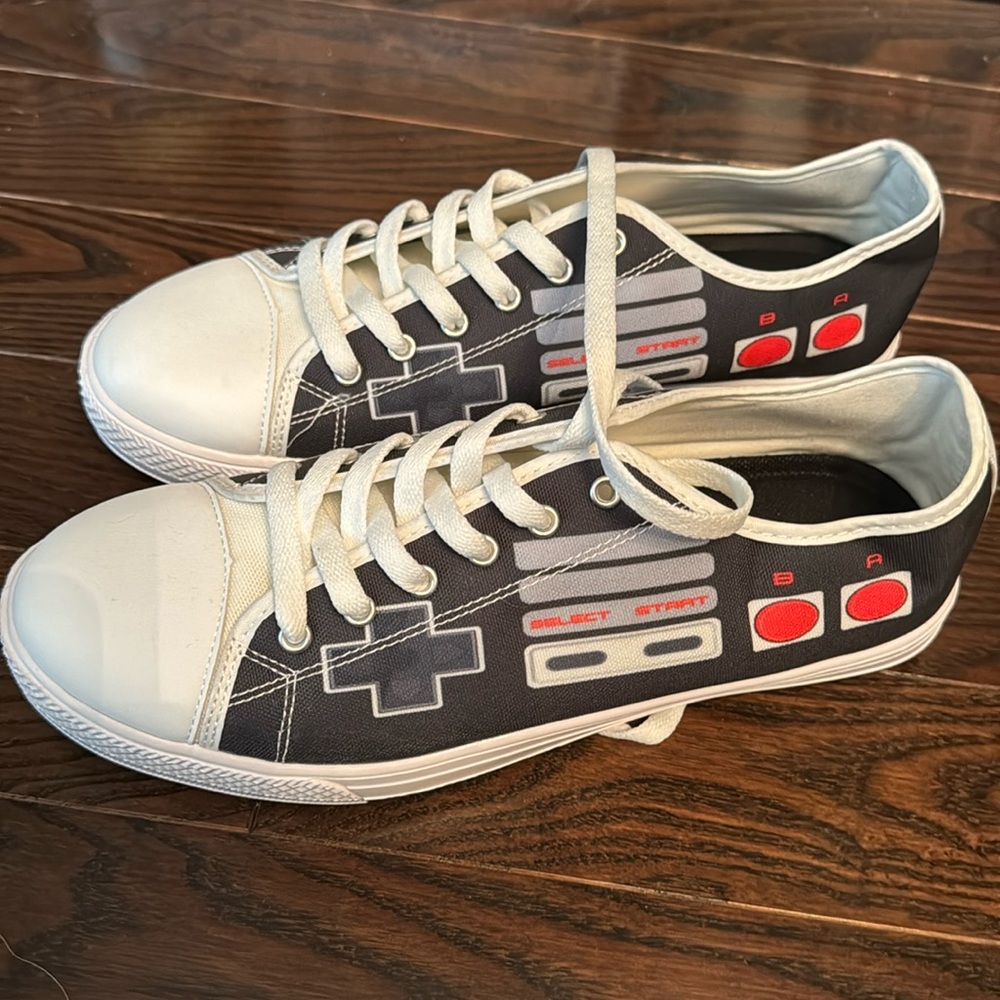 Men's Nintendo size 9.5 sneaker